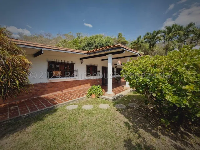Jip 25-14401. Rent-a-house Vende Quinta De 890 Mts2, Rodeada De Bellos Jardines, Piscina, Parrillera Y Muchas Bondades Mas Que La Hacen Un Lugar Especial. En El Limón, Maracay