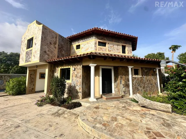 Re/max 2 Mil Vende Casa En Obra Limpia, Sector Camaruco, Isla De Margarita, Nueva Esparta