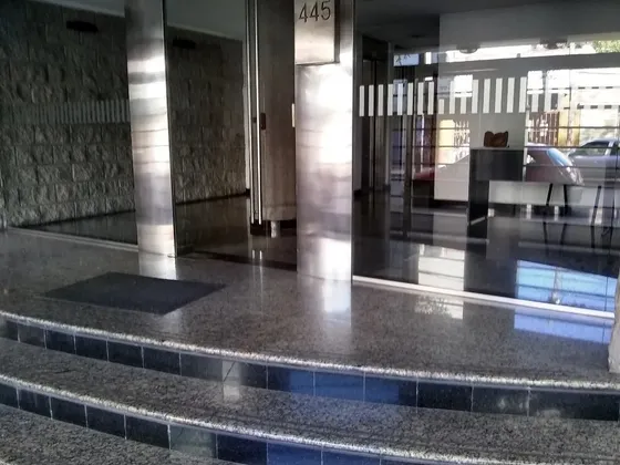 Departamento En Venta Con Cochera, 2 Ambientes, Céntrico, Tranquilo, Luz Natural Todos Los Ambientes