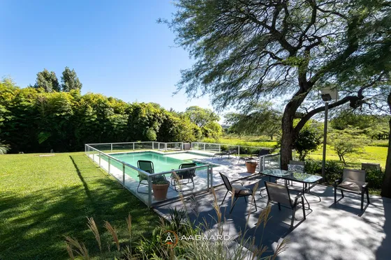 Country El Bosque - Casa En Venta Con Fondo A Espacios Verdes - Pileta - Microcine - Etc