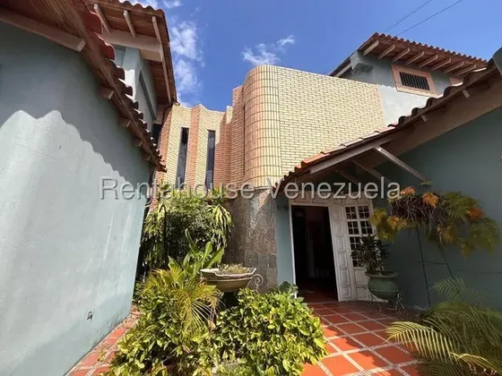 María Valera Vende Casa Con Diseño Y Vista Única Al Este De Barquisimeto, Cómodas Habitaciones, Con Baño Y Vestier, Tanque Subterráneo Con Sistema Hidroneumático.