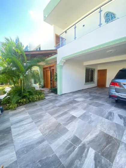 Casa Tipo Villa De Oportunidad, Ubicación En Centrica De Verón.
