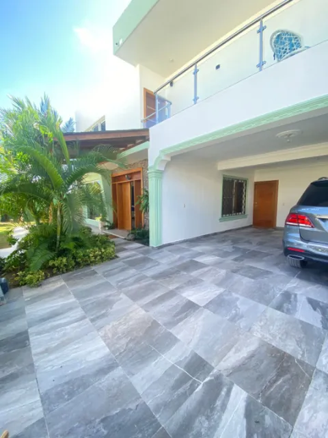 Casa Tipo Villa De Oportunidad, Ubicación En Centrica De Verón.