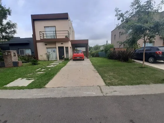 Oportunidad  - Casa Con Inmejorable Ubicación En Zona Norte