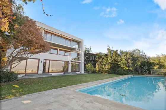 Casa En Arriendo De 5 Dorm. En Lo Barnechea
