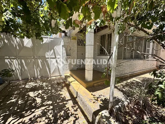 Casa En Venta De 3 Dorm. A Pasos De Plaza De Maipú De 200m2