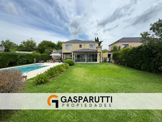 Casa En Venta En Barrio Septiembre, 6 Ambientes Con Pileta