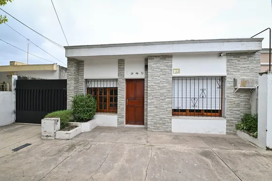 Casa 3 Dormitorios Con Quincho Y Doble Cochera