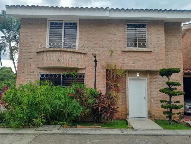 En Venta Townhouse Conjunto Residencial Aleros De Guataparo Urb, Guataparo Valencia. L.m