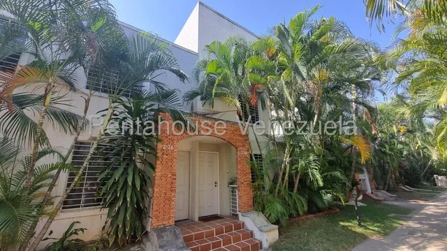 Sara Pastrán Vende Hermosa Casa En Tarabana Plaza Cabudare Con Pozo, Piscina, Areas Sociales Código 25-17843 Sps