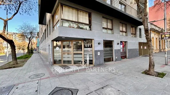 Departamento En Esquina De Avenida Ejército Libert...