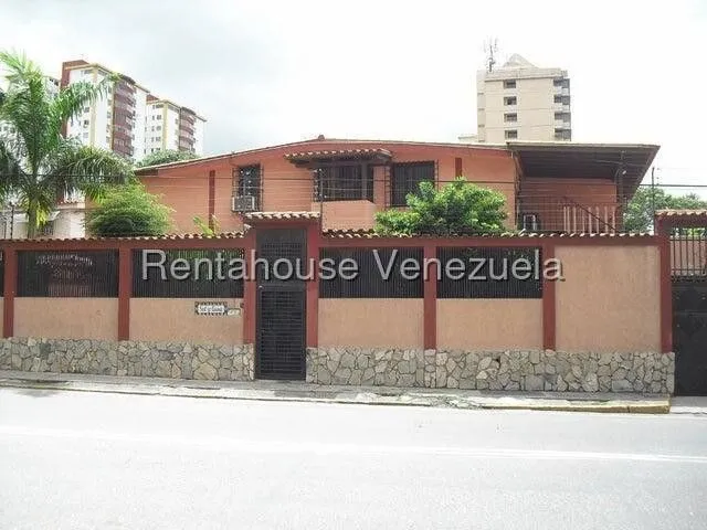 Zulay González Vende Bella, Amplia, Fresca Casa En Venta De Dos Niveles En Esquina Con Amplio Patio Y Jardín En Barquisimeto Zona Este El Pedregal Mls 23-26463