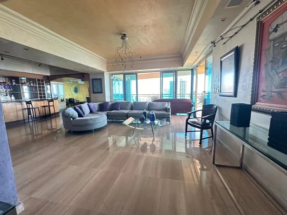 Exclusivo Apartamento En Malecón Center  3 Hab, Piso Alto, Vista Espectacular.