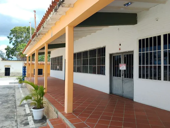 Rafael Gamarra Te Ofrece Amplio Y Comodo Local En Alquiler, 2e8069,  En Plena Avenida Bolivar De Los Rastrojos, Con Alto Trafico Vehicular Y Peatonal, Transporte Publico, Cerca A Diferentes Comercios