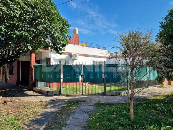 Apto Credito !!! Casa Americana Sobre Lote 13.18 X 12.33 Ubicada A Solo 7 Cuadras De La Estacion!