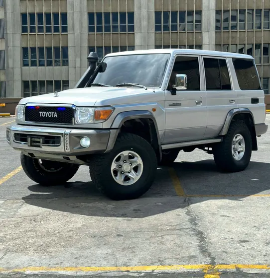 Toyota Land Cruiser Machito V6