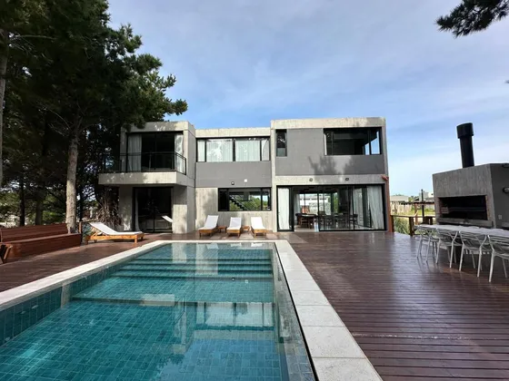 Casa En Venta - 5 Dormitorios 2 Baños - Pinamar