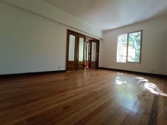 Amplio Departamento En Venta En Diagonal Frente A Plaza Perú