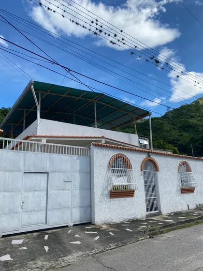 Casa En Venta En El Sector Las Mayas, El Limon. Ag7856