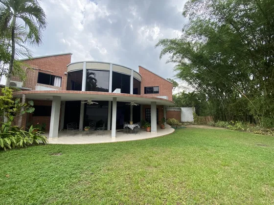 Se Vende Casa De Dos Niveles En Altos De Guataparo - Valencia