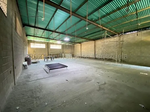 Galpón En Alquiler En Barquisimeto Zona Industrial I Posee 2000m2 Oficinas Tanque Subterráneo Sin Cortes Eléctricos Cod 25  4141 Comunícate Soy Gabi Irastorza                                          