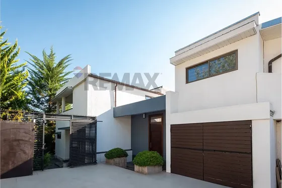 Exclusiva Casa Con 866 M2 Terreno Calle Cerrada