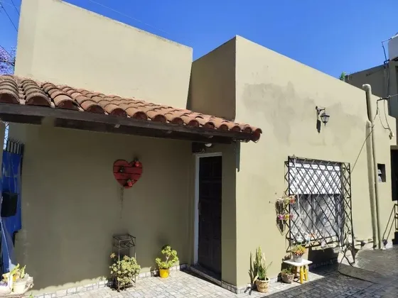 Casa En Venta - 3 Dormitorios 4 Baños - Cochera - 251mts2 - Merlo