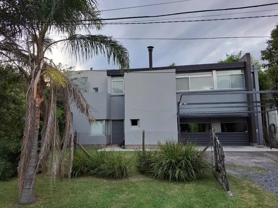 Particular Vende Casa Barrio Cerrado Gonnet En Corazón De Manzana
