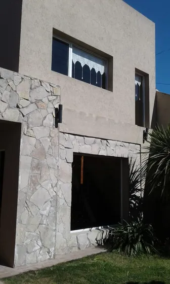 Casa En Venta - 4 Dormitorios 3 Baños - Cochera - 160mts2 - Necochea