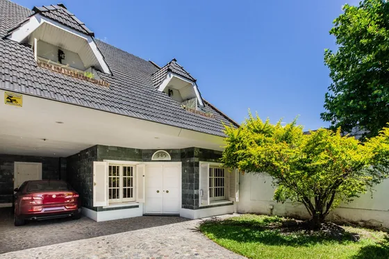 Casa De 5 Ambientes En  Venta En Ramos Mejía Con Quincho Y Pileta