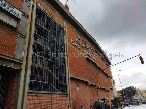 Local Comercial De Dos Niveles En Venta, Ubicado En Centro Comercial, Con Dos Entradas, Una A Pie De Calle Y La Otra Por El Centro Comercial En San Martin Mls #23-24290