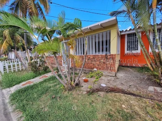 Casa En Venta En El Trigal Cabudare 24-20169 Dh
