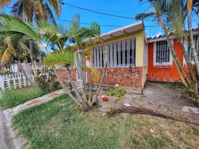 Casa En Venta En El Trigal Cabudare 24-20169 Dh
