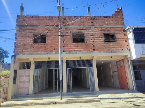 Local Comercial, Vivienda En La Parte De Atrás Y Apto A Diseñar En Bejuma (yb)