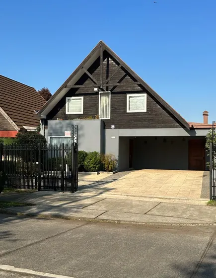 Casa De 4 Dormitorios Con Quincho En Barrio Ingles