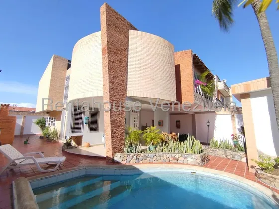 Hermosa Casa Con Todo El Confort Y Comodidad Que Deseas, Amplia, Iluminada, Con Varios Ambientes Acogedores Para Compartir En Familia,como Un Family Room, Una Maravillosa Piscina Con Parrillera,