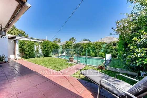 Casa Con Gran Potencial En Vitacura Y Excelente Co...