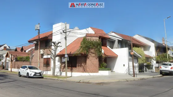 Villa Sarmiento Cinco Ambientes Fondo Libre Cochera Cubierta