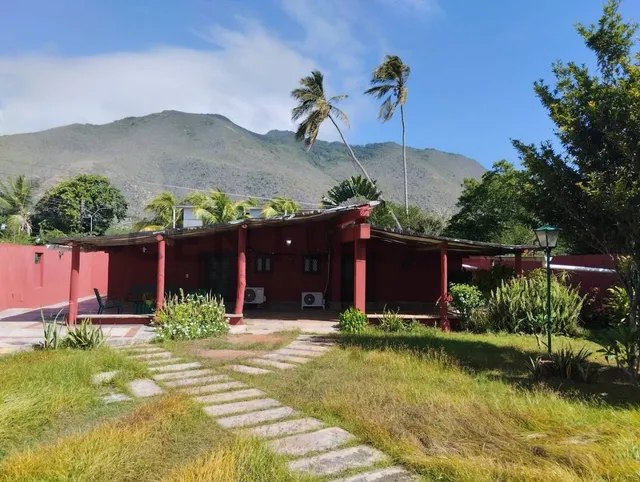 Amplia Casa Para La Venta En La Isla De Margarita.