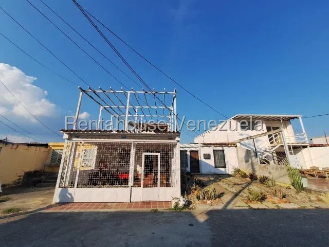 Casa En Venta Urb Piedra Azul 4ta Etapa En Cabudare, Codigo 2 5 1 8 0 0 7, Mildred,  Ubicada En Calle Cerrada De La Mora Con 3 Habitaciones Y 2 Baños Y Una Cocina En Mamposteria Y Madera 