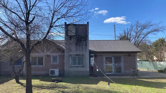 Casa En Venta - 2 Dormitorios 2 Baños - Cochera - Paso Del Rey