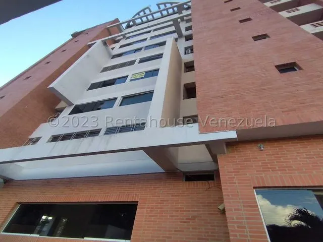 Apartamento Hermoso Y Luminoso Con Una Ubicación Extraordinaria,   23-23886