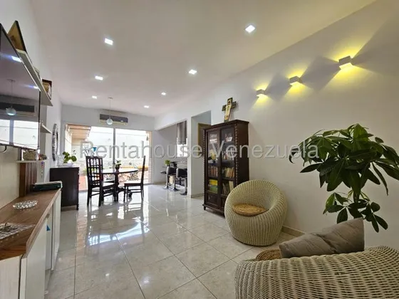 Erika Armeya Vende, Hermosa Casa En La Avenda Riberena, Urbanizacion Roca Del Valle De Cabudare. Flex: 25-24340