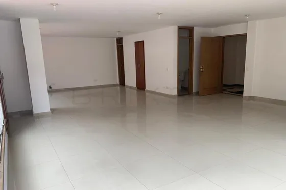 Oficina En Arriendo/venta En Chico Norte. Cod V7165