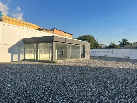 Excelente Oportunidad De Inversion Un Local Con Oficina En El Centro De Barquisimeto { Contacta Tu Asesora Mehilyn Perez }
