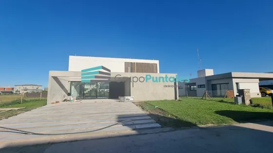 Hermosa Casa En Barrio Lagos De Canning Con 3 Dormitorios, Escritorio Y Piscina