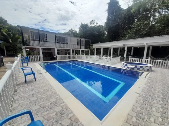 Vendo Casaquinta Carmen De Apicala Con Piscina Privada $1.500 Millones. Permuto Por Casa Bogota O Alrededores. Encimo. Proponga.