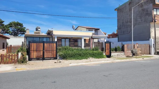 Casa En Venta - 2 Dormitorios 3 Baños - Cochera - 360mts2 - Mar Del Tuyú