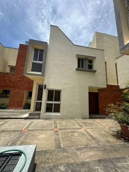 Coquetísima Casa Tipo Townhouse En Los Cacicazgos