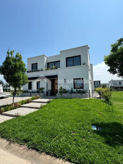 Venta Casa A Estrenar En Los Carpinchos Nordelta, Tigre. 6 Dormitorios Y 5 Baños. Jardín Y Piscina!
